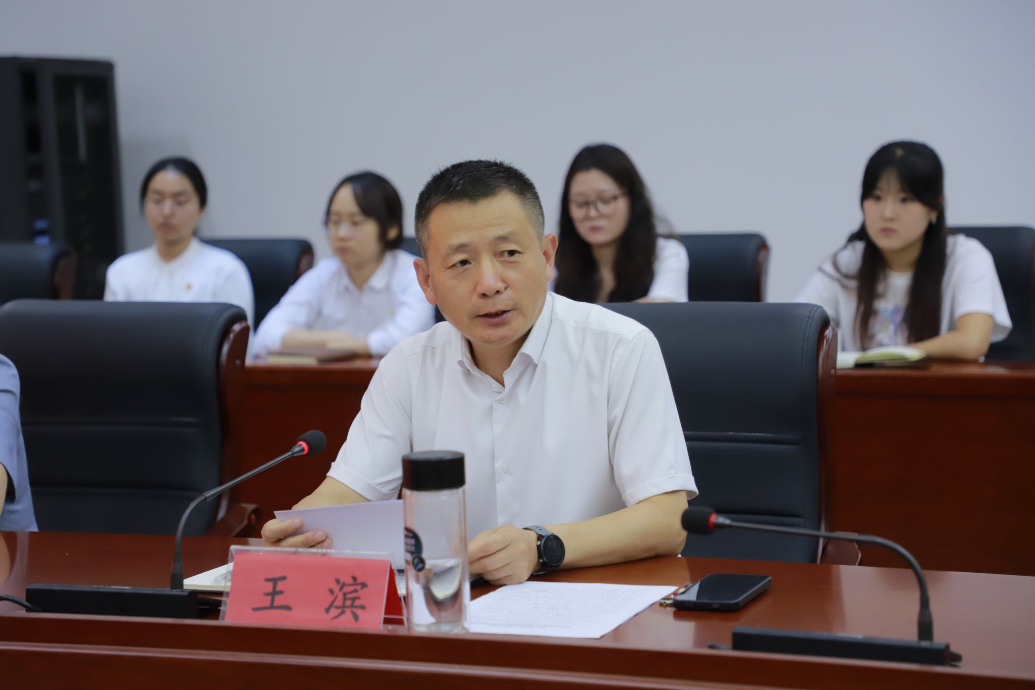 校长王滨主持召开2026届毕业生党员代表座谈会并讲授专题党课