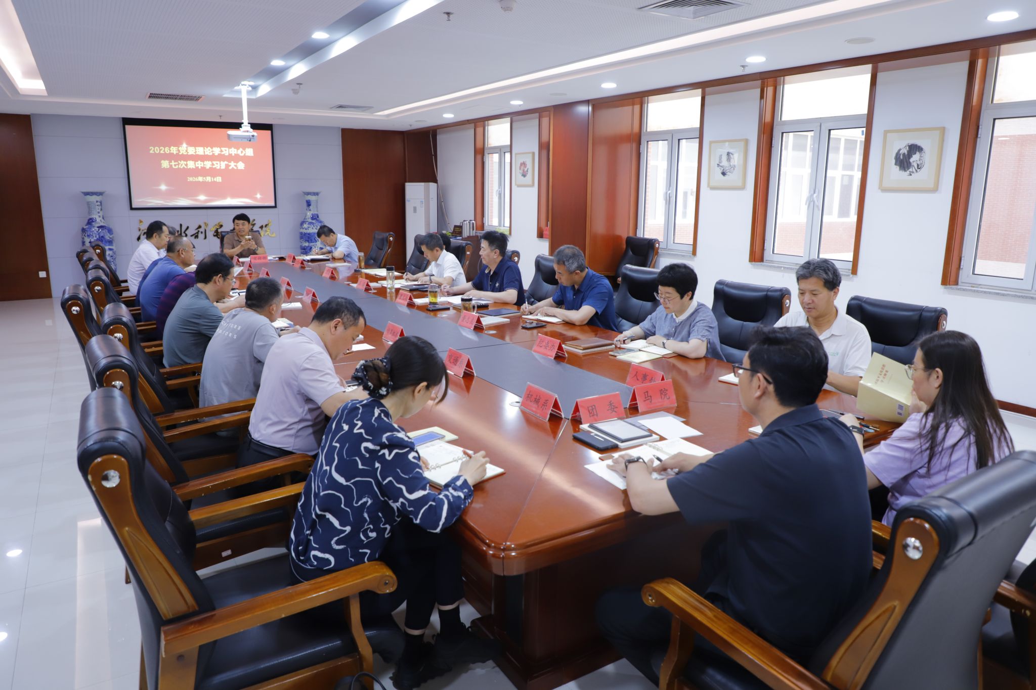 我校党委理论学习中心组召开扩大会专题学习《习近平文化思想学习纲要》