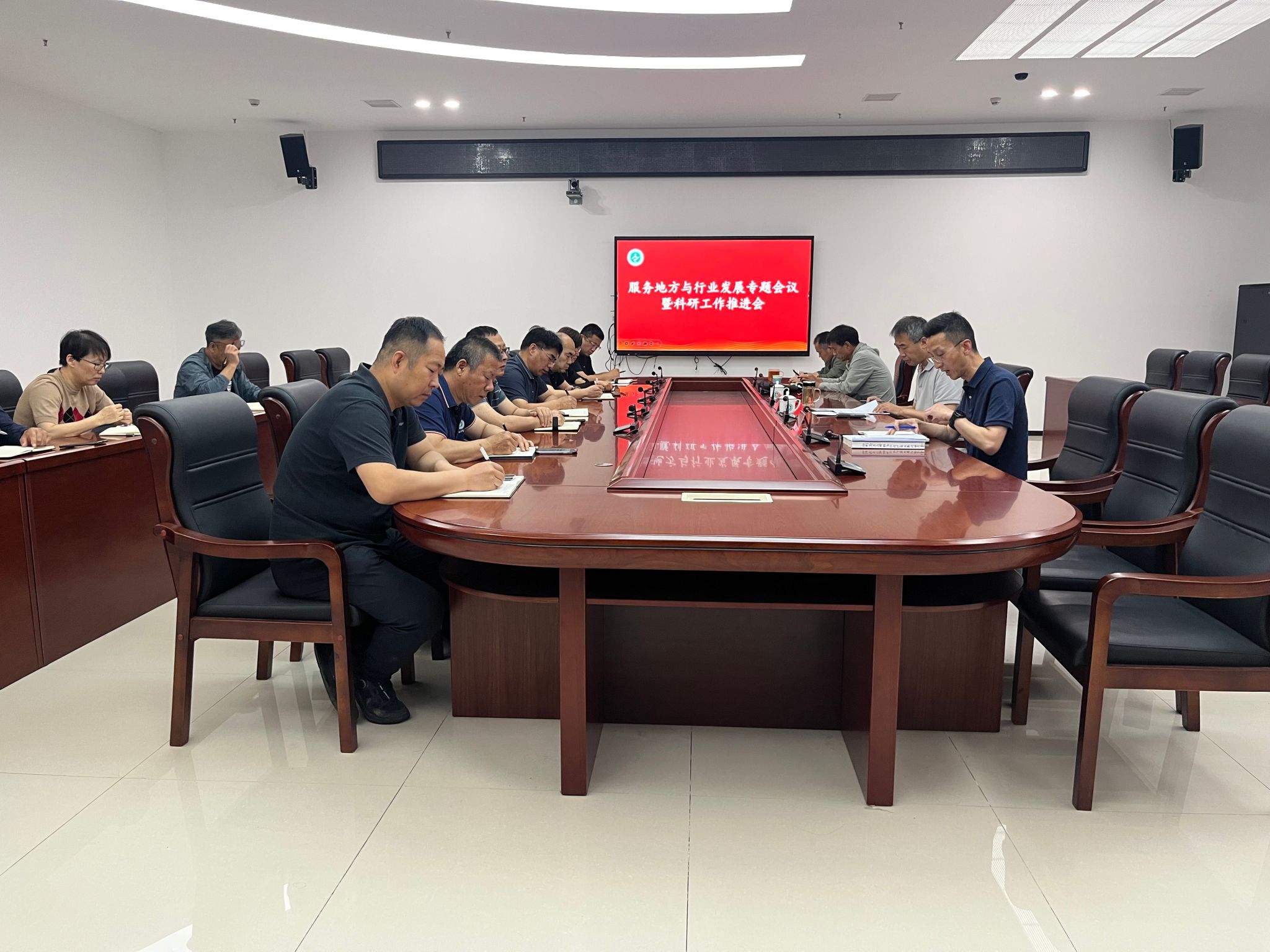 我校召开服务地方与行业发展专题会议暨科研工作推进会